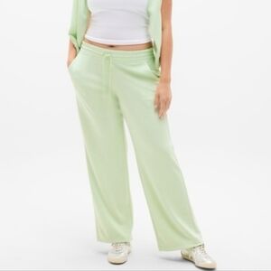 Athleta Seasoft Straight Pant Honeydew NWT *Flawed*